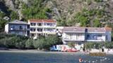 Apartmani Karlo se nalaze u malom mjestu Duće(Luka, Poljička cesta 49);između dva bisera srednje...