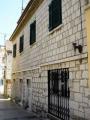 Prostran i ugodno uređen apartman u najužem centru grada, u kamenoj tradicionalnoj dalmatinskoj ku...