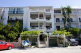 Apartmani Bošnjak su kompletno i suvremeno opremljeni apartmani svega 60 m udaljeni od mora. Objekt...