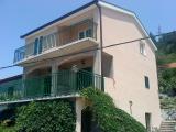 Kompletno i moderno opremljeni apartmani s velikom terasom pružaju pogled na jezera i more. Objekt...
