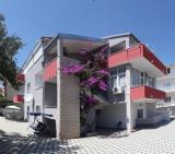 Moderno opremljeni apartmani.Čisti i uredni! Apartmani se nalaze 3-4 minute hoda do plaže  te  10...