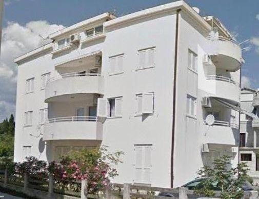 Ugodno opremljen apartman u Kaštel Lukšiću, smješten je 80 m od plaže. Apartman je za 2+2 osobe...