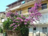 Apartmani u obiteljskoj kući u mirnom dijelu grada udaljeni od plaže 5 min. hoda, a od centra 10 min...