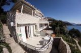 Apartman se nalazi u mirnom predjelu grada Dubrovnika bez prometa, smješten je u prvom redu do mora...