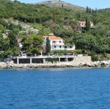 Apartmani Miović smješteni su u mjestu Molunat, 40km južno od Dubrovnika, na samo 10 metara od mora...