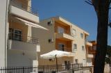 Potpuno nov, kompletno i suvremeno opremljen obiteljski apartman u mirnom predjelu prekrasnog dijela...
