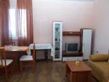 kompletno opremljen apartman na drugom katu kuce sa posebnim ulazom.nalazimo se deset minuta setnje...