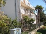 Apartman se nalazi u samoj blizini plaže,samo 70m, gdje se nalazi i kafe bar i u blizini trgovina a...