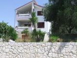 Moderni apartmani u mirnom dijelu Kožina, 200 metara od mora s prekrasnim pogledom. Apartmani imaju...