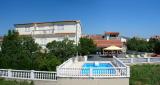 Villa Klisović  nalazi se u Rogoznici, 100 m od mora i plaže, apartami imaju pogled na more,kompletno...