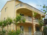 Apartman se nalazi u mirnom dijelu Sv. Filipa i Jakova, udaljen od prometnice, pogodan je za dijecu....