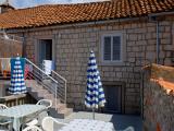 Sva 3 apartmana uključuju veliku ljetnu terasu (s balkonskom garniturom) na kojoj ćete moći provoditi...