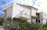 Fully furnished apartments in a quiet part of town Tisno, located 200 m from the sea. Use of kitchen...
