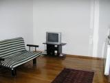 L'appartement est situé dans le centre de la capitale. Il est entièrement équipé avec un canap...