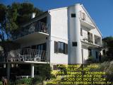 Is located near the sea in the shade of pine trees. Only 15 m away from the sea and 400 m from the center...