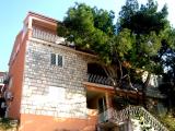 Lijepa i ugodna apartmanska kuća, smještena u Zavalatici na otoku Korčuli - renovirana 2008 godine...