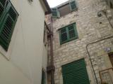 Le bâtiment en pierre dans la partie la plus ancienne de Sibenik, Dolci. Capacité i deux lits avec...