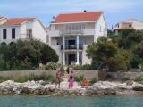  Apartman NICA Maslinica,otok Šolta, nalazi se na ekskluzivnoj poziciji u prvom redu do mora.  Apartman...