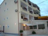 Novouređeni, klimatizirani i kompletno opremljeni apartmani u samoj blizini pješćane plaže. Idealno...