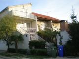 Potpuno opremljen apartman smješten u mirnom kvartu okružen zelenilom u obiteljskoj kuići s odvojenim...