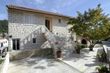 Apartmani su u potpuno opremljeni i novi. Vlasnik apartmana živi u objektu. Slobodno korištenje ro...