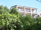Smješteni nadomak mora odakle se pruža jedinstven pogled na Živogošće i okolne otoke, apartmani...