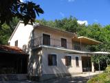 Kuća s 2 apartmana. Iznad mjesta Lovran, 2.5 km od centra mjesta Lovran, na padini, direktno na rubu...