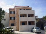 Dvoetažni apartman, ukupne površine 100 m2. Apartman ima četiri sobe, dva wc-a (sa tušem), kuhinju...