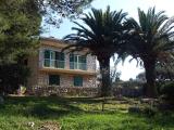 KUĆA NA OSAMI - SAMO MORE I BOROVI! Villa Merara nalazi se na samoj obali mora, u uvali Stari Trogir...