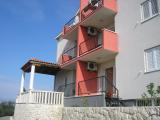 Novo uređeni apartman u mirnom predjelu Supetra, smješten na uzvisini s koje se pruža prekrasan pogled...