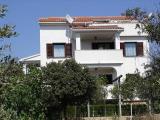 Apartmani Salvia Mandre smješteni su u prirodnom ambijentu mediteranskog raslinja u mjestu Mandre na...
