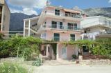 Apartmani Makarska nalaze se u mirnom dijelu Makarske, 230 metara udaljeni od centralnog dijela gradske...