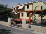 Lijepo i vrlo uredno uređeni apartmani u Pješčanoj Uvali udaljeni od mora samo 200m. Centar Pješč...