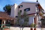 Apartman ima dvije spavaće sobe. Jedna je sa bračnim krevetom i pogledom na prirodu, a druga sa dva...
