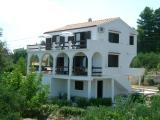 Apartmani se nalaze u privatnoj kući, drugi red do mora, udaljenost od plaže oko 50m. Nalaze se na...