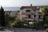 Apartman kompletno suvremeno uređen, nalazi se na 2. katu obiteljske kuće u centru mjesta Njicice...