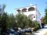 Klimatizirani apartmani sa prekrasnim pogledom na plažu Janice. Udaljeni smo 30 m od pješčane pla...