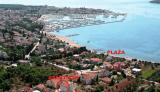 Apartman je smješten u zapadnom dijelu Biograda na moru tri minute od plaže i petnaest minuta šetnje...