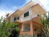 Apartmani Mikulić nalaze se u 2 obiteljske kuće okružene velikim vrtom i starim stablima maslina....