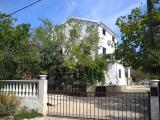 Apartmani Mario nalaze se u mirnom dijelu Pakoštana i idealni su za nezaboravan obiteljski odmor. Nalaze...