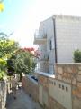 Apartman Carmen nalazi se u mirnom dijelu grada, okružen obiteljskim kućama, s pogledom na more, otok...