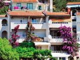 Moderno opremljeni apartmani u mirnom dijelu grada Makarske, nedaleko od gradske plaže i samog centra...