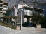 Apartmani su smješteni u zapadnom dijelu Makarske. Kuća se nalazi u mirnom i atraktvnom dijelu grada...