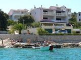 Aparthotel eM Ka *** je smješten na samoj obali čistog i azurno plavog mora te svojim gostima pruž...