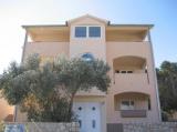 Apartmani “Maslina” nalaze se na Otoku Pašmanu, u mjestu Kraj. Otok Pasman se nalazi u samoj blizini...