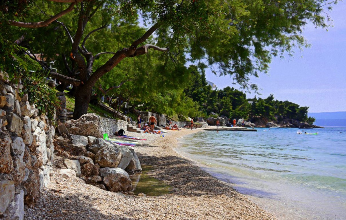 Plaža Mala luka u Omišu smještaj i apartmani u okolici Apartmanija.hr